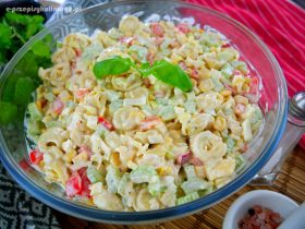 Sałatka z tortellini i selerem naciowym – wyśmienity przepis na sałatkę