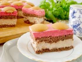 Ciasto Pupilek – puszysty biszkopt z kremem kukułkowym i pianką