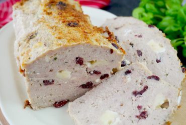 Soczysta pieczeń z mięsa mielonego z żurawiną i camembertem