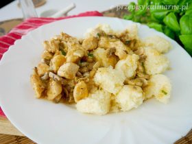 Kluseczki z kaszy manny z sosem pieczarkowym